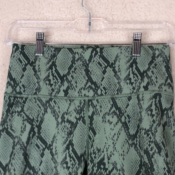 Fabletics Womens Green Snake Print Capri Leggings Stretch XXS XXSMALL - Picture 2 of 6